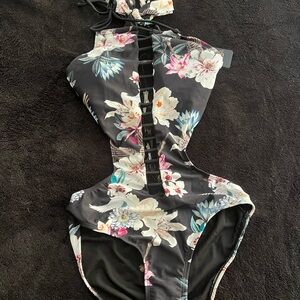 NWT, liner Intact! RACHEL Rachel Roy Size XSM Cutout Floral Swim Bathing suit